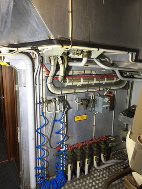 Ship drainage system allowing to switch to the deck cleaning