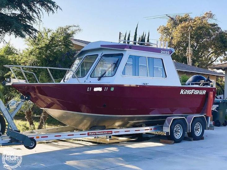 2020 Kingfisher 2025 escape ht pilot house