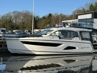 2019 Sealine C390