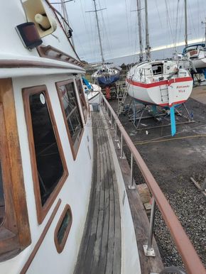 Puget Sound 34  - Side Deck