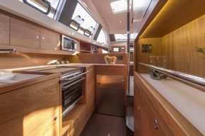 Manufacturer Provided Image: Wauquiez Pilot Saloon 48
