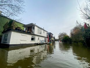 Main Stream Thames floating home