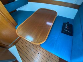 Beneteau Antares 710  - Saloon Table