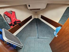 Beneteau Oceanis 321  - Forward Cabin