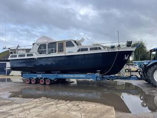 Unusual Widebeam Dutch Cruiser used as liveaboard houseboat