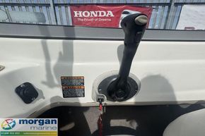 Bayliner 175 - throttle