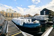 60 ft widebeam in St Katharine Docks
