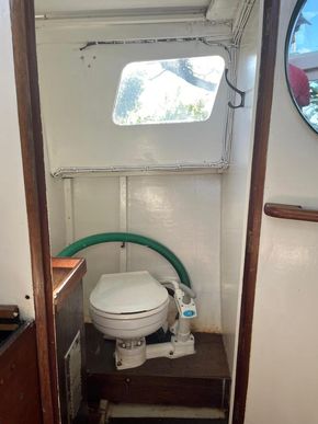 Toilet compartment 