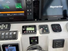 2018 Sealine C330