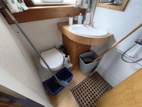 Classic Motor Cruiser  Centre Cockpit - Heads