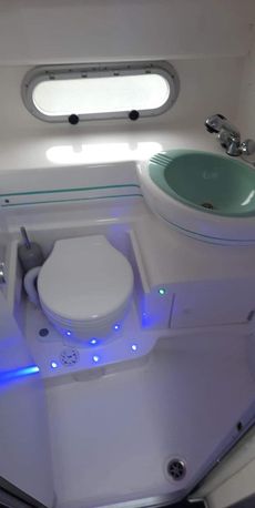 Sealine F33   