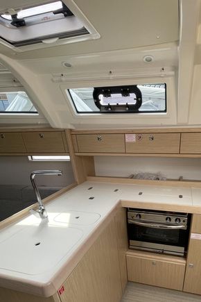 2025 Bavaria 37 Cruiser 7
