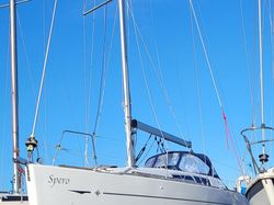 Jeanneau Sun Odyssey 33i lifting keel.