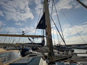 Mast with in-mast furling