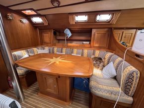 Dufour 50 Prestige commissioned 2001 - Saloon