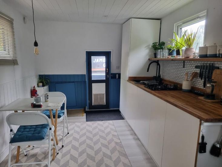 Stylish 40ft x 12ft Liveaboard Houseboat