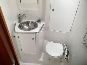 Jeanneau Sun Odyssey 40.3 3 cabin version - Heads