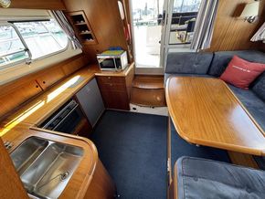 Nimbus 380 Commander  - Interior
