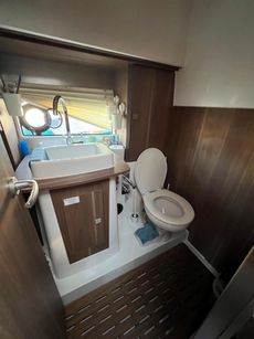 2018 Sealine C330