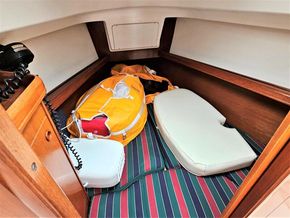 Beneteau Oceanis Clipper 331 for sale with BJ Marine