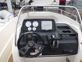 Quicksilver 555 Open Motor Boat - Helm Controls