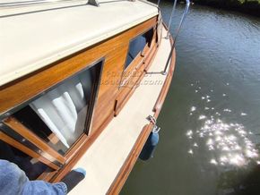 Moores of Wroxham 35 centre cockpit  - Hull Close Up