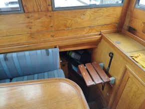 wheelhouse - jump seat and aft cabin access