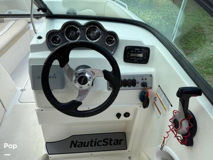 2016 NauticStar 223 DC Sport Deck