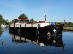 Comfortable liveaboard dutch style barge