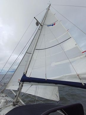 Beating under singled reefed main