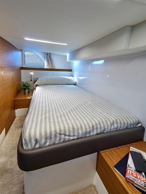 Large single/small double berth in the midship