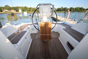 2010 Beneteau Oceanis 34 10