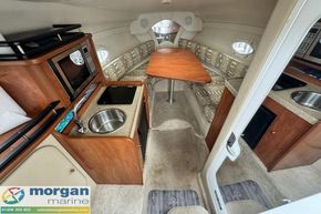 Rinker-Fiesta-Vee-250-saloon