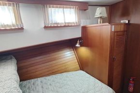 Side cabin storage