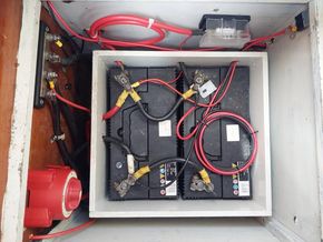 Camper & Nicholson Nicholson 35  - Batteries