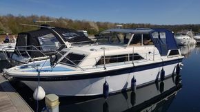 1982 Fairline Mirage 29 Aft Cabin boat docked on calm water.