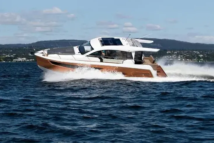 2024 Sealine C390