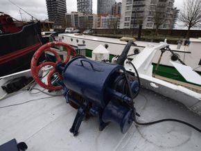 Dutch Barge 22m with London mooring  - Windlass