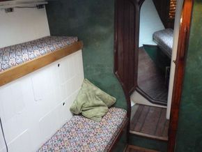 Endurance 35 Sailing Yacht - Saloon