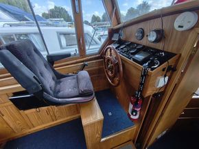 Classic Motor Cruiser  Centre Cockpit - Helm