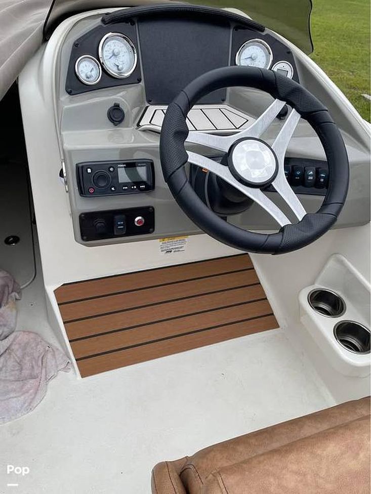 2022 Stingray 212 sc