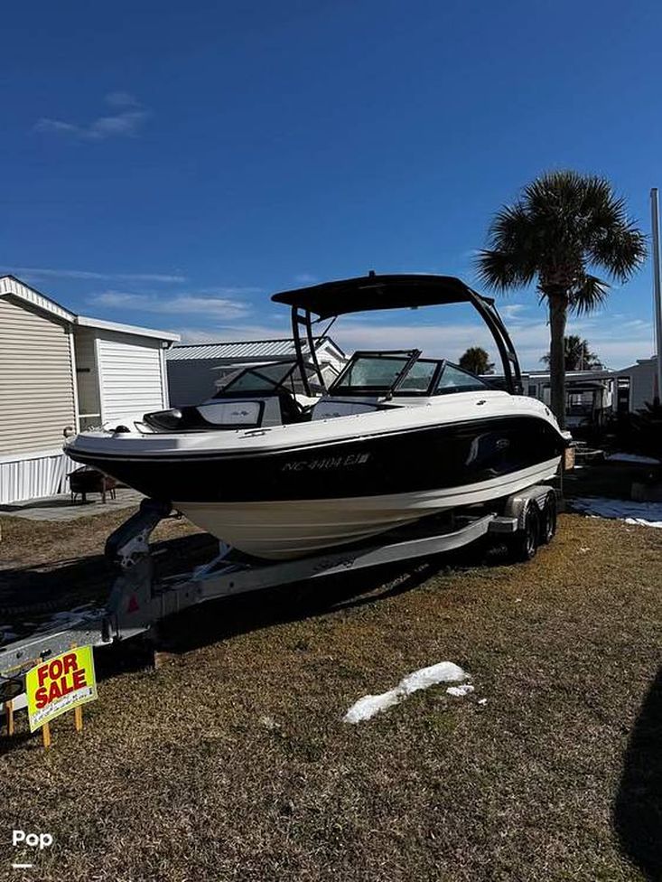 2018 Sea Ray 210 spx