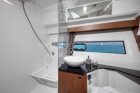 Jeanneau Merry Fisher 1095 Flybridge - toilet compartment