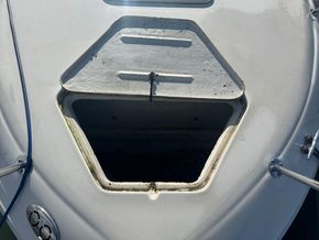 Sea Ray 215 Express Cruiser  - Anchor Locker