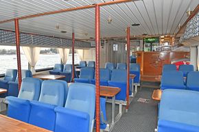 Salon main deck, bar in the aft
