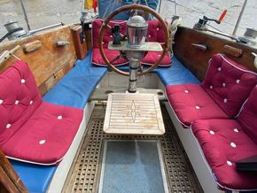 Cardinal Sloop Cruiser Classic Wooden Yacht - Cockpit