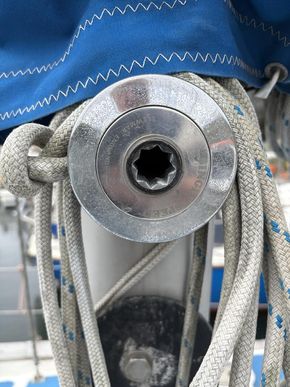 Single speed Lewmar 25 haliard winch