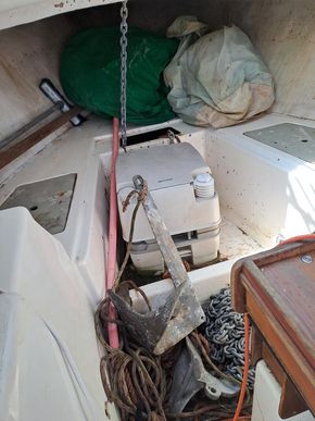 Forward cabin with stored sails