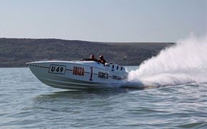 Cigarette Racing - Don Aronow â€˜Bubbledeckâ€™