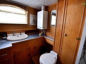Dutch Barge 18m with London Mooring - Heads